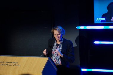 Toulouse, Fransa - 7 Kasım 2024 - Toulouse Agns Plagneux-Bertrand Belediye Başkan Yardımcısı, Havacılık Vadisi eski başkanı, Fransa Ulusal Sivil Havacılık Okulu 'nda La Tribune Aroforum' u açtı.