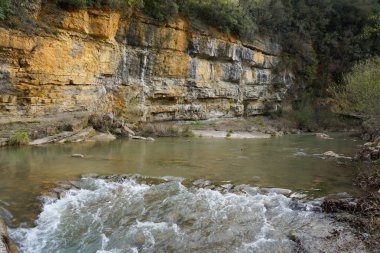 Rennes-les-Bains, Fransa - 29 Mart 2025 - Corbires Dağları 'ndaki Sals Nehri, termal merkezin aşağısında; ilkbaharda yüksek tuz seviyesi olduğu söyleniyor.