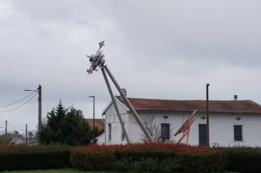 Toulouse, Fransa - 23 Mart 2025 Seysses Yolu 'nda Fransız-İtalyan üreticileri Thales Alenia Space ve Telespazio' nun tesisleri yakınlarındaki döner kavşaktaki yapay bir uydunun kopyası.