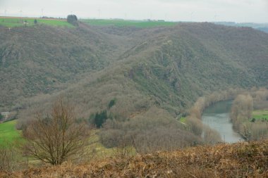 Ambialet, Fransa - 8 Mart 2025 - Tarn Vadisi 'ndeki Tarn Nehri' nin sol kıyısında, D700 ve D77 bölümlerinin her iki tarafında ayrı evleri olan köyün aşağı ve yeni bir bölümü
