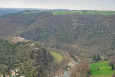Ambialet, Fransa - 8 Mart 2025 - Tarn Vadisi 'ndeki Tarn Nehri' nin sol kıyısında, D700 ve D77 bölümlerinin her iki tarafında ayrı evleri olan köyün aşağı ve yeni bir bölümü