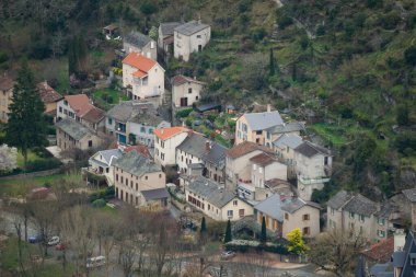 Ambialet, Fransa - 8 Mart 2025 - Occitanie 'de Tarn Nehri' nin çevrelediği kayalık bir çıkıntının yamacında yuva yapmış Ambialet 'in tarihi ve üst kesiminin havadan görünüşü