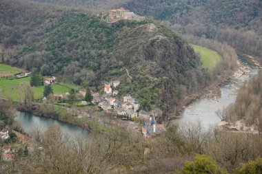 Ambialet, Fransa - 8 Mart 2025 - Occitanie 'de Tarn Nehri' nin çevrelediği kayalık bir çıkıntının yamacında yuva yapmış Ambialet 'in tarihi ve üst kesiminin havadan görünüşü