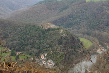 Ambialet, Fransa - 8 Mart 2025 - Occitanie 'de Tarn Nehri' nin çevrelediği kayalık bir çıkıntının yamacında yuva yapmış Ambialet 'in tarihi ve üst kesiminin havadan görünüşü