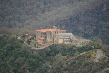 Ambialet, Fransa - 8 Mart 2025 - Occitanie 'de Tarn Nehri' nin çevrelediği kayalık bir çıkıntının yamacında yuva yapmış Ambialet 'in tarihi ve üst kesiminin havadan görünüşü