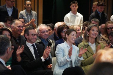 Balma, Fransa - 11 Nisan 2025 - Bakan Bruno Retailleau, Avrupa Parlamentosu Üyesi Cline Imart ve Albi Şehir Meclisi Üyesi Marie-Louise ile birlikte LR iç kampanyası mitinginde