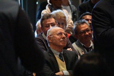 Balma, Fransa - 11 Nisan 2025 - Saint-Orens-de-Gameville Belediye Başkan Yardımcısı Albay Serge Jop, Cumhuriyetçi destekçiler arasında İçişleri Bakanı Bruno Retailleau ile bir mitinge katıldı.