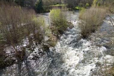 Alet-les-Bains, Fransa - 29 Mart 2025 - Pireneler ve Massif Merkezi arasında yer alan Corbires Dağları 'ndaki Limoux yakınlarındaki Ortaçağ Alet-les-Bains köyünün oradaki Aude Nehri