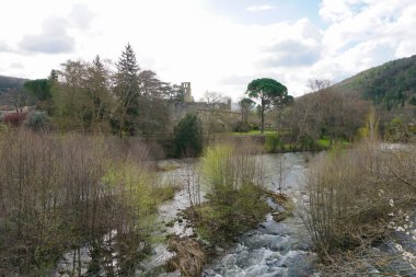 Alet-les-Bains, Fransa - 29 Mart 2025 - Pireneler ve Massif Merkezi arasında yer alan Corbires Dağları 'ndaki Limoux yakınlarındaki Ortaçağ Alet-les-Bains köyünün oradaki Aude Nehri