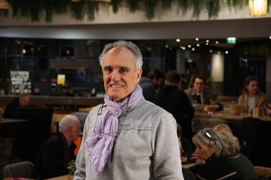 Toulouse, Fransa - 12 Mart 2025 - Uzaya adanmış bir bilim müzesi olan Cit de l 'Espace' in kurucusu ve ilk genel müdürü Bernard Burel 'in portresi