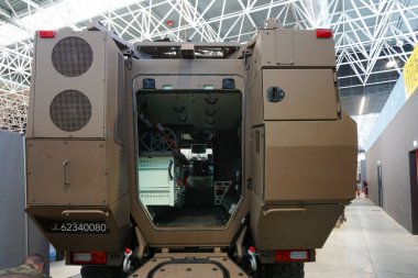 Aussonne, Fransa - 18 Nisan 2025 - Fransız Ordusu 'nun yeni piyade aracı VBMR Griffon' un arkasında zırhlı arka giriş rampası kapalı ve personel bölümü açık