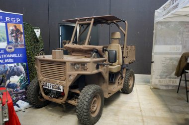 Aussonne, Fransa - 18 Nisan 2025 - Toulouse Uluslararası Fuarı 'nda gösterilen Fardier Rider, Fransız Ordusu' nun paraşüt birliklerinde çalışan Unac üreticisinin hava boşaltılabilir hafif aracı.