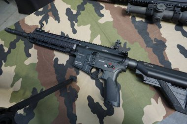 Aussonne, Fransa - 18 Nisan 2025 - Alman Heckler ve Koch HK 416 saldırı tüfeği (Umarex airsoft replica) şarjörü olmadan, Toulouse Uluslararası Fuarı 'ndaki Fransız Ordusu standında gösterilmiştir.