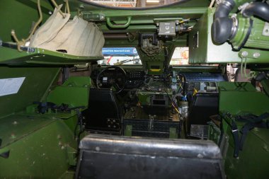 Aussonne, Fransa - 18 Nisan 2025 - Toulouse Uluslararası Fuar Tugayı 'nda gösterilen Vhicule Blind Lger (VBL, hafif zırhlı araç) içinde Rustik ve katıksız