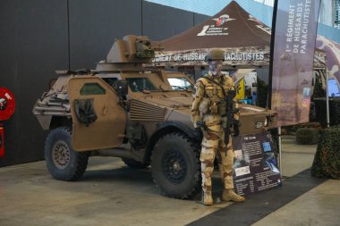 Aussonne, Fransa - 18 Nisan 2025 - Fransız Ordusu 'nun Tarbes merkezli paraşüt süvarileri alayından Panhard VBL (hafif zırhlı araç), MEETT Toulouse Uluslararası Fuarı' nda