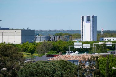 Blagnac, Fransa - 18 Nisan 2025 - Toulouse Uluslararası Havalimanı çevresindeki sanayi parkı ve Airbus Liderlik Üniversitesi kulesi, uçak üreticisinin fabrikalarının bulunduğu yer
