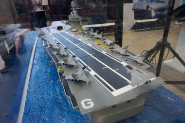 Aussonne, Fransa - 18 Nisan 2025 - Toulouse Uluslararası Fuar Fuarı 'nda Dassault Rafale savaş uçakları taşıyan Fransız Donanması' nın Charles de Gaulle uçak gemisinin ölçekli modeli