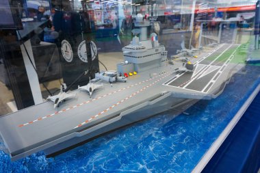 Aussonne, Fransa - 18 Nisan 2025 - Toulouse Uluslararası Fuar Fuarı 'nda Dassault Rafale savaş uçakları taşıyan Fransız Donanması' nın Charles de Gaulle uçak gemisinin ölçekli modeli