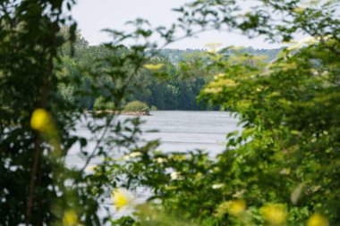 Pinsathe, Fransa - 1 Mayıs 2025 - Toulouse 'un yukarısındaki büyük Garonne Nehri ile kesişmeden birkaç on metre önce, Confluence Bölgesel Doğal Rezerv' den Arige Nehri 'ne bakın.