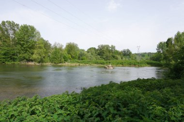 Pinsathe, Fransa - 1 Mayıs 2025 - Arige Nehri kavşağın birkaç on metre yukarısında büyük Garonne Nehri 'nin birleştiği Confluence Arige-Garonne Doğal Rezervi' nde