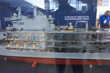 Aussonne, Fransa - 18 Nisan 2025 - Toulouse Uluslararası Fuar Fuarı 'nda Mistral Sınıf amfibi saldırı gemisi ve helikopter taşıyıcısı olan Mistral L9013 bölüm görünümünde ölçek modeli