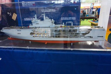 Aussonne, Fransa - 18 Nisan 2025 - Toulouse Uluslararası Fuar Fuarı 'nda Mistral Sınıf amfibi saldırı gemisi ve helikopter taşıyıcısı olan Mistral L9013 bölüm görünümünde ölçek modeli