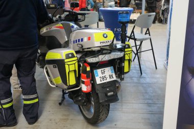 Aussonne, Fransa - 18 Nisan 2025 - Alman otomotiv üreticisi BMW Motorrad tarafından üretilen yepyeni bir R 1250 RT motorsikletinin arka koltuğu, Toulouse Fair 'deki Ulusal Polis Teşkilatı' nda sergilendi.