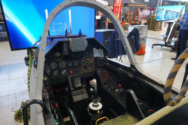 Aussonne, Fransa - 19 Nisan 2024 - Toulouse Uluslararası Fuarı sırasında bir fuar standında sergilenen Fransız Hava ve Uzay Kuvvetleri 'nin pilot uçağının kokpitindeki pilot paneli