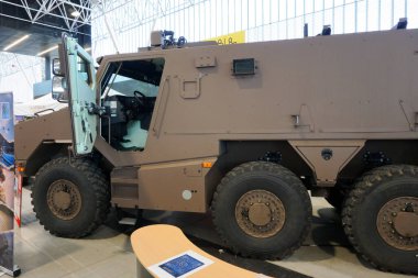 Aussonne, Fransa - 18 Nisan 2025 - Fransız Ordusu 'nun Nexter ve Arquus' tan zırhlı zırhlı zırhlı yeni aracı VBMR Griffon 'un kapısı açık, Toulouse Uluslararası Fuarı' nda sergilenmektedir.