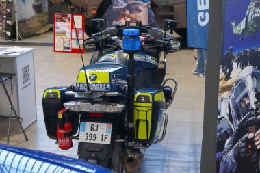 Aussonne, Fransa - 18 Nisan 2025 - Alman otomotiv üreticisi BMW Motorrad tarafından üretilen yepyeni bir R 1250 RT motorsikletinin arka koltuğu, Toulouse Fair 'deki Ulusal Polis Teşkilatı' nda sergilendi.