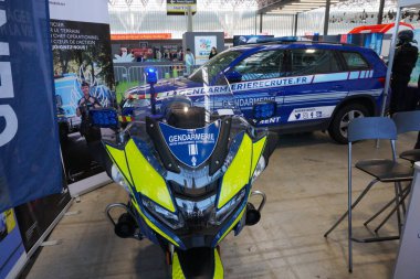 Aussonne, Fransa - 18 Nisan 2025 - Alman otomotiv üreticisi BMW Motorrad tarafından üretilen yepyeni bir R 1250 RT motorsikletinin arka koltuğu, Toulouse Fair 'deki Ulusal Polis Teşkilatı' nda sergilendi.
