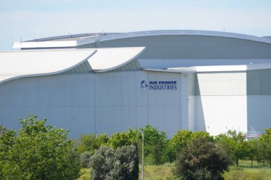 Blagnac, Fransa - 18 Nisan 2025 - Air France Industries havacılık hangarları Airbus fabrikalarının yanındaki Toulouse-Blagnac Uluslararası Havaalanı pistinin yanındaki havayolu şirketinin MRO 'su için