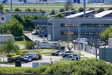 Blagnac, Fransa - 18 Nisan 2025 - Kuzey Havalimanı İş Parkı 'ndaki Safran Havacılık Sistemleri Havacılık Fabrikası, Toulouse-Blagnac Uluslararası Havalimanı ve Airbus Endüstriyel Tesisleri' nin yanında