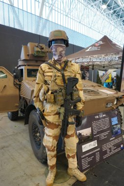 Aussonne, Fransa - 18 Nisan 2025 - Fransız Ordusu 'nun Tarbes merkezli paraşüt süvarileri alayından Panhard VBL (hafif zırhlı araç), MEETT Toulouse Uluslararası Fuarı' nda