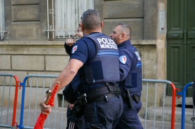 Toulouse, Fransa - 8 Mayıs 2025 - Komünist bayrağına el konulmuş aşırı sol aktivist, Vatanseverlik Günü 'nde halkın huzurunu bozduktan ve bağırdıktan sonra şehir polisi tarafından dışarı çıkarıldı.