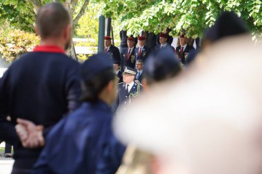 Toulouse, Fransa - 8 Mayıs 2025 - Afar bakış açısına göre Adalet Bakanlığı Cezaevi Müdürü Stphane Gly ve arkasında da Zafer Günü kutlamalarındaki savaş gazileri.