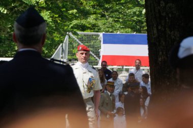 Toulouse, Fransa - 8 Mayıs 2025 - Fransız Ordusu 'nun 14. Paraşüt Lojistik Alayı (14e RISLP) ikinci komutanı olan Edouard Calmelet, Zafer Günü' nde birlikleri teftiş etti.
