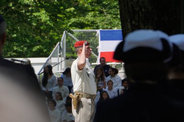 Toulouse, Fransa - 8 Mayıs 2025 - Fransız Ordusu 'nun 14. Paraşüt Lojistik Alayı (14e RISLP) ikinci komutanı olan Edouard Calmelet, Zafer Günü' nde birlikleri teftiş etti.