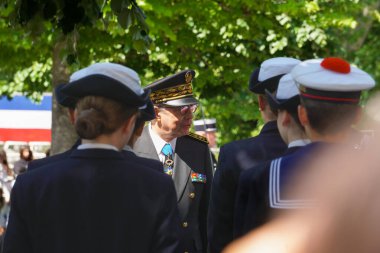 Toulouse, Fransa - 8 Mayıs 2025 - Occitanie Bölgesi Valisi ve Haute-Garonne Pierre-Andr Durand, Fransa Deniz Kuvvetleri Askeri Hazırlık (PMM) gönüllüleri ile Zafer Günü 'nde bir araya geldi.
