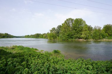 Pinsathe, Fransa - 1 Mayıs 2025 - Garonne (sol, batı) ve Arige (sağ, doğu) Confluence Garonne-Arige Doğal Rezervi 'nde her iki nehrin kavşağında birleşiyorlar, Toulouse' un yukarısında.
