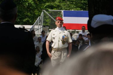 Toulouse, Fransa - 8 Mayıs 2025 - Fransız Ordusu 'nun 14. Paraşüt Lojistik Alayı (14e RISLP) ikinci komutanı olan Edouard Calmelet, Zafer Günü' nde birlikleri teftiş etti.