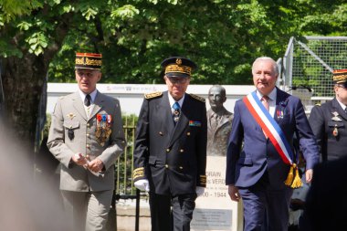 Toulouse, Fransa - 8 Mayıs 2025 - General Frdric Danigo, Occitanie Valisi Pierre-Andr Durand ve Belediye Başkanı Jean-Luc Moudenc, Zafer Günü Vatanseverlik ve Askeri Töreni 'nde birlikleri teftiş ettiler