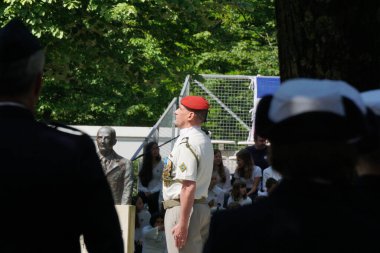 Toulouse, Fransa - 8 Mayıs 2025 - Fransız Ordusu 'nun 14. Paraşüt Lojistik Alayı (14e RISLP) ikinci komutanı olan Edouard Calmelet, Zafer Günü' nde birlikleri teftiş etti.