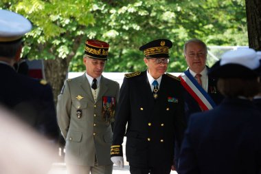 Toulouse, Fransa - 8 Mayıs 2025 - General Frdric Danigo, Occitanie Valisi Pierre-Andr Durand ve Belediye Başkanı Jean-Luc Moudenc, Zafer Günü Vatanseverlik ve Askeri Töreni 'nde birlikleri teftiş ettiler