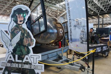 Aussonne, Fransa - 18 Nisan 2025 - Toulouse Uluslararası Fuarı 'nda Fransız Ordusu Hafif Havacılık (ALAT) Booth, eski bir Sud-Aviation Gazelle askeri helikopterinin kokpitinde sergilendi