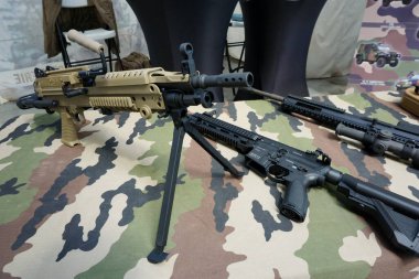 Aussonne, Fransa - 18 Nisan 2025 - Belçika FN Herstal M249 hafif makineli tüfek ve Alman HK 416 saldırı tüfekleri (hava yumuşaklığı kopyaları), Toulouse Uluslararası Fuarı 'ndaki Fransız Ordusu standında gösterildi