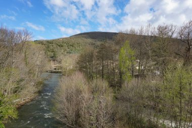 Alet-les-Bains, Fransa - 29 Mart 2025 - Aude Nehri Alet-les-Bains 'in kuzeyinden, Pireneler ve Massif Merkezi arasında yer alan Corbires Dağları' ndaki Limoux yakınlarındaki bir köyden aktı.
