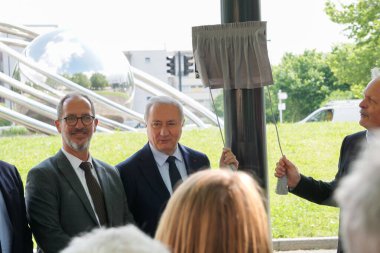 Toulouse, Fransa - 16 Mayıs 2025 - Oğlu Belediye Başkanı Jean-Luc Moudenc ve Toulouse Uzay Merkezi Müdürü Thierry Levoir tarafından Michel Lefebvre Roundabout 'un açılışı