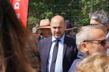 Toulouse, Fransa - 16 Mayıs 2025 - Emilion Esnault, Belediye Başkan Yardımcısı ve Montaudran ve Malepre Belediye Başkanı Michel Lefebvre Roundabout 'un Edouard Belin Caddesi' ndeki açılışına geldi.