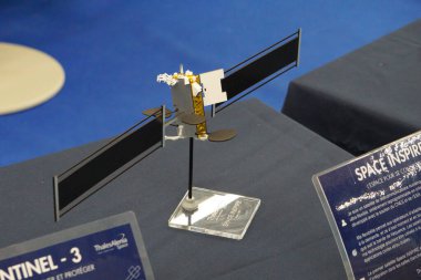 Aussonne, Fransa - 16 Mayıs 2025 - Toulouse Uzay Festivali 'nde sergilenen Fransız-İtalyan üretici Thales Alenia Space' in bir uzay jeosistem uydusunun maketi